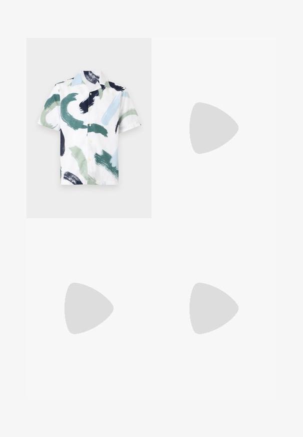 Chemise à manches courtes boutonnée avec des motifs abstraits de coups de pinceau en vert, bleu, noir et blanc sur fond blanc.; Shorts en denim foncé avec cinq poches, coutures orange et coupe classique. Le tissu présente une texture lisse avec une légère brillance.; Baskets blanches avec des accents noirs et gris, présentant un embout texturé gris, une semelle en caoutchouc noir et des lacets plats blancs. Design épuré, style minimaliste.; Bracelet en chaîne torsadée en argent avec un fermoir mousqueton et des maillons ajustables sur un fond blanc uni.
