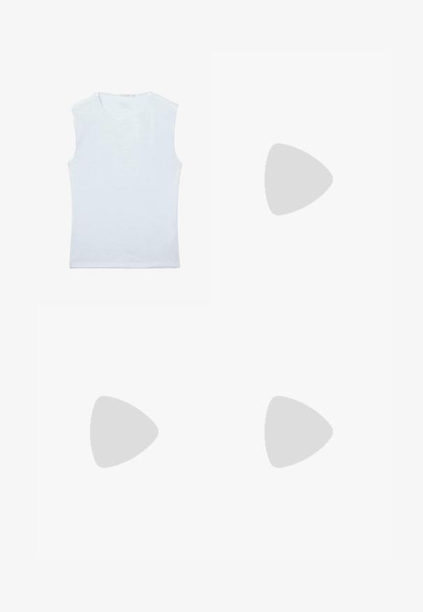 Débardeur sans manches en coton blanc avec encolure ronde et un design simple et uni.; Jean en denim bleu foncé à jambes larges avec poches avant, passants de ceinture et fermeture par bouton à la taille.; Jambes portant des leggings côtelés foncés associés à des ballerines noires avec de petits détails en nœud sur fond blanc.; Sac à bandoulière en cuir à motif peau de serpent marron avec une fermeture à rabat et une seule bandoulière réglable, sur un fond uni.