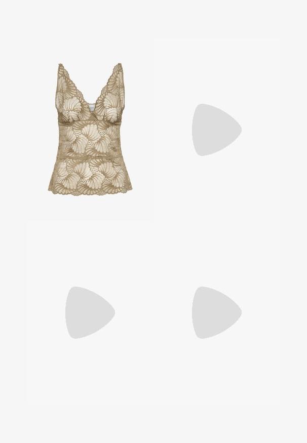 Beige spids Top med v-udskæring, der har bølgede kanter og et blomsterdesign. Blød tekstur med detaljeret håndværk.; Bredbuksbukser i taupe med højt talje og en stofknude-detalje på højre side.; Beige ruskind åben tå mule med kort sort kittenhæl og åben hæl, vist fra siden på en hvid baggrund.; Beige læderhåndtaske med dobbelte håndtag, messing spænde og nitte detaljer samt en justerbar skulderrem mod en hvid baggrund.