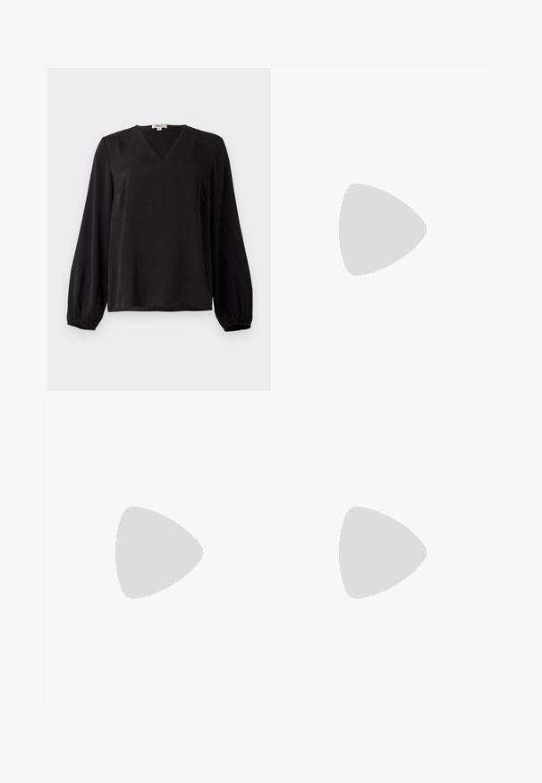 Chemisier noir à manches longues avec décolleté en V et poignets élastiques, fabriqué en tissu lisse, présenté sur un fond blanc uni.; Pantalons évasés noirs en tissu extensible, avec une taille plate, des poches latérales et des boutons décoratifs en or le long des hanches.; Jambes portant des leggings côtelés foncés associés à des ballerines noires avec de petits détails en nœud sur fond blanc.; Sac à main en cuir noir au design structuré, avec une poignée arrondie et une bandoulière amovible. Présente une texture lisse et un éclat subtil.