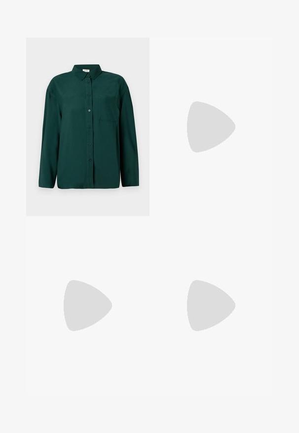 Donkergroene, lange mouwen button-up shirt van soepel materiaal, met een kraag en een enkele borstzak aan de linkerkant.; Wijduitlopende blauwe spijkerbroek van denim, met een hoge taille, vijf-pocket ontwerp, knoopsluiting en traditionele stiksels.; Zwarte leren slingback schoen met puntige neus, drie zilveren gespen aan de voorkant en lage kittenhak op witte achtergrond.; Beige leren handtas in halvemaanvorm met een enkele schouderband en minimale stiksels, afgebeeld tegen een effen witte achtergrond.