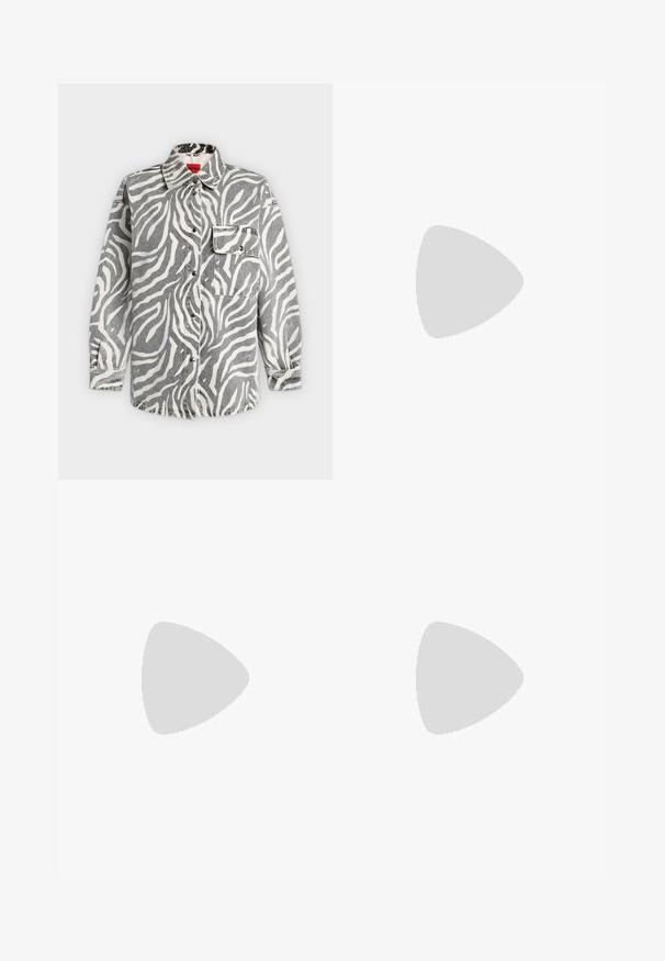Chemise à manches longues boutonnée avec imprimé zèbre gris et blanc, col pointu et poche avant à rabat sur fond uni.; Shorts en denim avec ourlets effilochés, bouton et fermeture éclair à l'avant, poches frontales et petit détail usé sur la jambe droite.; Chaussure plate en cuir noire à bout pointu avec petit talon, vue de profil sur fond blanc.; Sac à main rectangulaire noir avec doubles poignées arrondies, fermeture éclair dorée et logo "HUGO" embossé sur le devant avec une étiquette en cuir attachée.