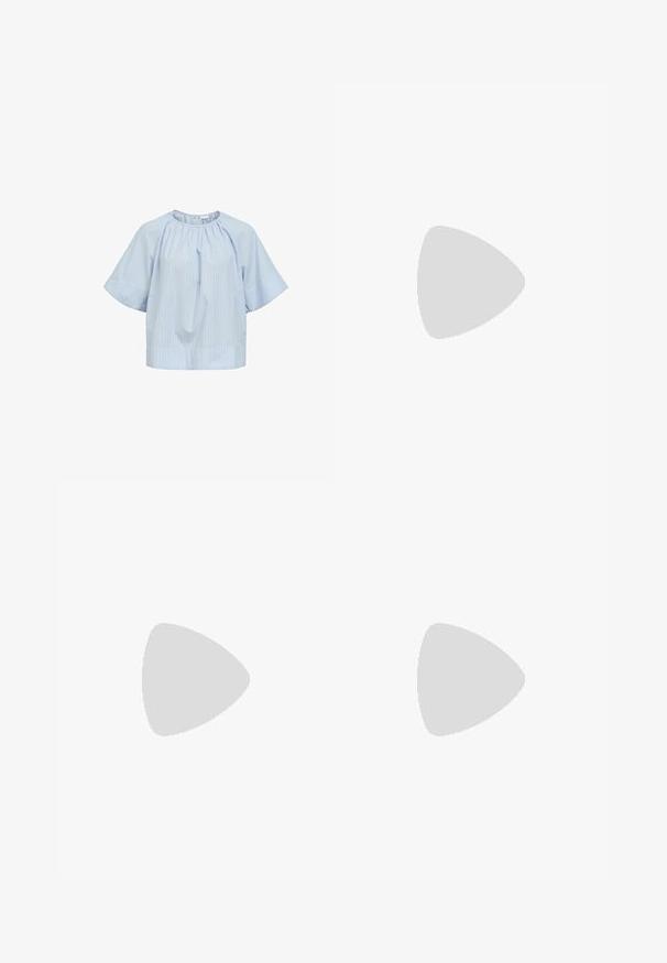 Blouse bleu clair à manches courtes avec de subtiles rayures verticales et un col rond froncé, conçue pour une coupe ample.; Good American GOOD EASE RELAXED - Jean boyfriend - indigo; Chaussure slingback en cuir verni noir avec bout pointu et petit talon bloc incliné sur fond clair uni.; Sac à main bordeaux en matériau brillant, de forme rectangulaire, avec deux anses et des accents légèrement courbés à l'avant.