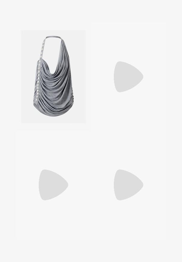 Top dos nu gris drapé avec des boutons blancs sur un côté et une coupe ample froncée.; Jean évasés avec un motif zèbre noir et beige, en denim, dotés d'un design à cinq poches et de détails de couture visibles.; Sandale compensée pailletée argentée avec bout ouvert, bride à la cheville et boucle dorée, vue de côté sur un fond clair uni.; Sac à main en mesh noir de forme croissant, avec une bandoulière en chaîne argentée et des accents en cuir noir. Surface texturée avec une fermeture éclair.