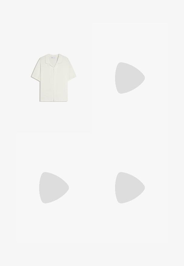 Chemise à manches courtes, beige clair, boutonnée, avec un col décontracté, présentée sur un fond blanc.; Pantalons noirs au design droit, fabriqués à partir d'un tissu lisse. Dotés de plis sur le devant et d'une fermeture à un bouton à la taille.; Mocassins en cuir noir avec une semelle à crampons épaisse, dotés d'une sangle décorative et de détails de couture. Texture lisse avec une finition polie.; Ceinture en cuir noir avec une texture lisse, boucle rectangulaire en argent et une boucle pour l'extrémité. Présente des coutures soignées le long des bords.