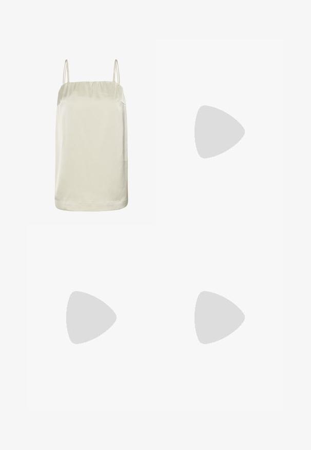 Top caraco beige en satin sans manches avec fines bretelles doubles et un col droit.; Pantalons à jambes larges en crème, fabriqués dans un tissu lisse. Caractéristiques d'une taille plate à l'avant, de plis le long des jambes et d'une coupe décontractée tout au long.; Sandale blanche à talon kitten avec des lanières et un bout pointu, flottant au-dessus d'un sol en carrelage en bois en plein air avec un arrière-plan flou de plante et de mur.; Petit sac à main en cuir beige avec poignée supérieure et logo CK argenté sur le rabat avant, présenté sur fond blanc.