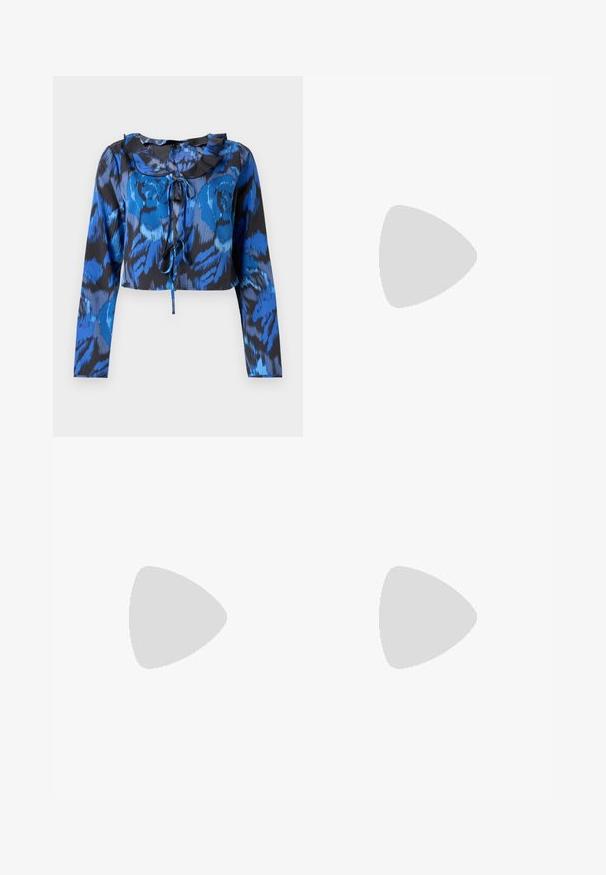Haut court à manches longues imprimé bleu et noir avec un col froncé et un détail à nouer à l'avant. Tissu lisse avec une coupe décontractée.; Jean en denim à jambe large de couleur bleu foncé, avec un design classique à cinq poches, des coutures discrètes et une fermeture à bouton en métal au niveau de la taille.; Jambes portant des leggings côtelés foncés associés à des ballerines noires avec de petits détails en nœud sur fond blanc.; Sac à bandoulière en cuir marron avec une poche à rabat avant ornée d'un détail en forme de nœud cousu et une sangle réglable.