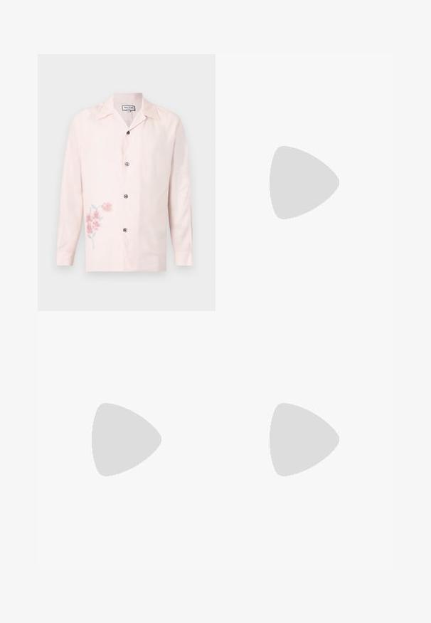 Chemise rose pâle à manches longues avec boutons, col cranté et petit imprimé floral rose en bas à gauche.; Pantalon beige à jambes larges avec passants de ceinture, plis devant et fermeture avant dissimulée.; Baskets basses en cuir noir avec lacets noirs et semelle en caoutchouc écrue, vues de côté extérieur sur fond blanc.; Sac bandoulière en cuir marron foncé texturé avec une sangle réglable et un petit accent décoratif bleu sur le côté.