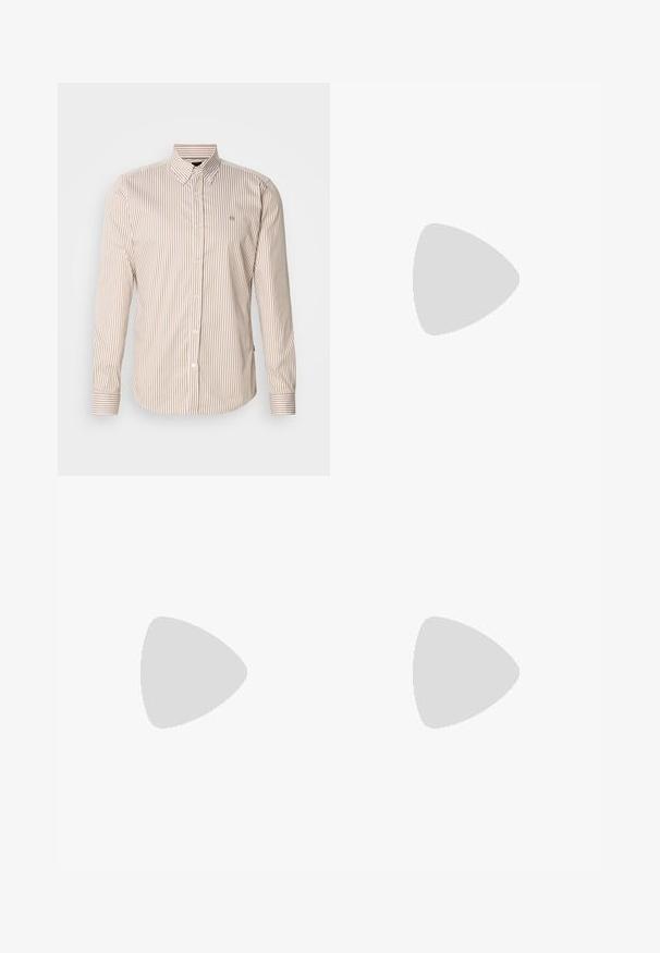 Chemise à boutons rayée beige et marron clair. Manches longues, col classique, boutons sur le devant, et petit logo sur la poitrine. Tissu en coton.; Pantalon tailleur gris clair en tissu lisse, présentant une coupe droite, des plis à l'avant, et une ceinture classique avec passants pour ceinture.; Mocassin en cuir noir poli flottant au-dessus d'un tapis beige avec un mobilier translucide orange en arrière-plan.; Ceinture en cuir noir avec une boucle en métal argenté et des accents de surpiqûres rouges, présentant une texture lisse et mate ainsi qu'un design classique.