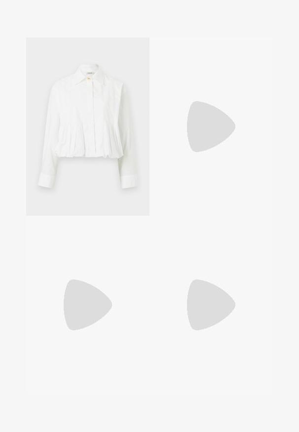 Blouse blanche à manches longues avec taille plissée, col classique, fermeture par un seul bouton supérieur et boutons avant dissimulés.; Jupe plissée blanche avec un motif délicat de sequins dorés et beiges disposés en lignes verticales et petits groupes.; Chaussures en cuir noir avec détails de brogue, dotées de deux sangles à boucle, d'un bout arrondi et d'un talon bas. Texture lisse avec finition brillante.; Sac à main en cuir noir avec une forme courbée, une longue bandoulière réglable et des franges de chaque côté sur un fond clair.