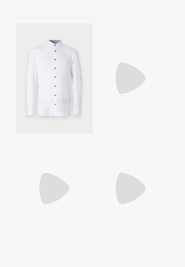 Chemise blanche à manches longues avec un col classique, boutons noirs sur le devant, et détail intérieur de col bleu clair contrastant. Texture de tissu lisse.; Pantalons de costume navy en tissu lisse, dotés d'un devant plat, de deux poches latérales, d'une fermeture éclair et d'un ourlet net sans motifs ni accents.; Mocassins en daim noir avec un petit talon, ornés d'une sangle en tissu et d'une boucle en argent décorative. Texture lisse, design à bout pointu.; Ceinture en cuir noir avec une boucle en métal argenté rectangulaire, au design plat et à la texture lisse. Les extrémités s'effilent pour un enfilage facile.