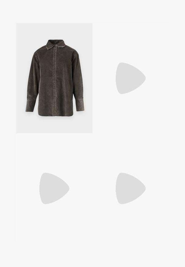 Chemise à manches longues en velours côtelé gris foncé, dotée d'une patte de boutonnage à l'avant, d'un col classique et d'une coupe décontractée avec des fentes latérales pour faciliter les mouvements.; Pantalon noir taille haute à jambes larges avec un devant plat et une fermeture dissimulée, présenté sur un fond clair uni.; Ballerine en cuir verni marron avec un bout carré et une lanière ornée d'une petite boucle dorée. Texture lisse, talon bas et design minimaliste.; Petit sac à main noir brillant avec deux longues anses et des détails à cordon sur les côtés sur un fond clair uni.