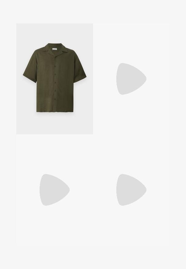 Chemise vert olive à manches courtes avec col camp et six boutons sur le devant, fabriquée en tissu texturé lin.; Pantalon beige droit avec taille élastique, fermeture par bouton et cordon, confectionné en tissu léger.; Sandale en cuir marron avec deux brides Velcro ajustables et une semelle noire coussinée sur fond blanc.; Ceinture en cuir brun au fini lisse, avec une boucle en métal argenté et une couture subtile le long des bords. Design classique et durable.