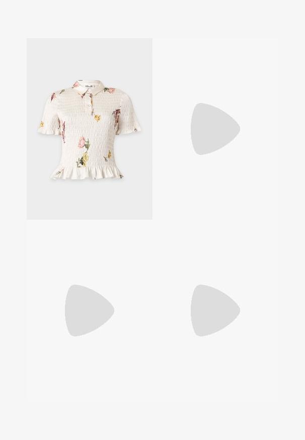 Blouse blanche à manches courtes froncées, ourlet volanté, imprimé floral, col et trois boutons à l'avant.; Pantalons à jambes larges en simili cuir marron lisse. Présentent une taille haute, quatre poches et une fermeture éclair sur le devant. Texture plate et design minimaliste.; Chaussure à talon haut en cuir brun foncé à bout pointu avec une bride à la cheville et une boucle argentée sur un fond clair.; Petit sac pochette en cuir bordeaux avec fermoir métallique argenté et bracelet sur fond blanc.