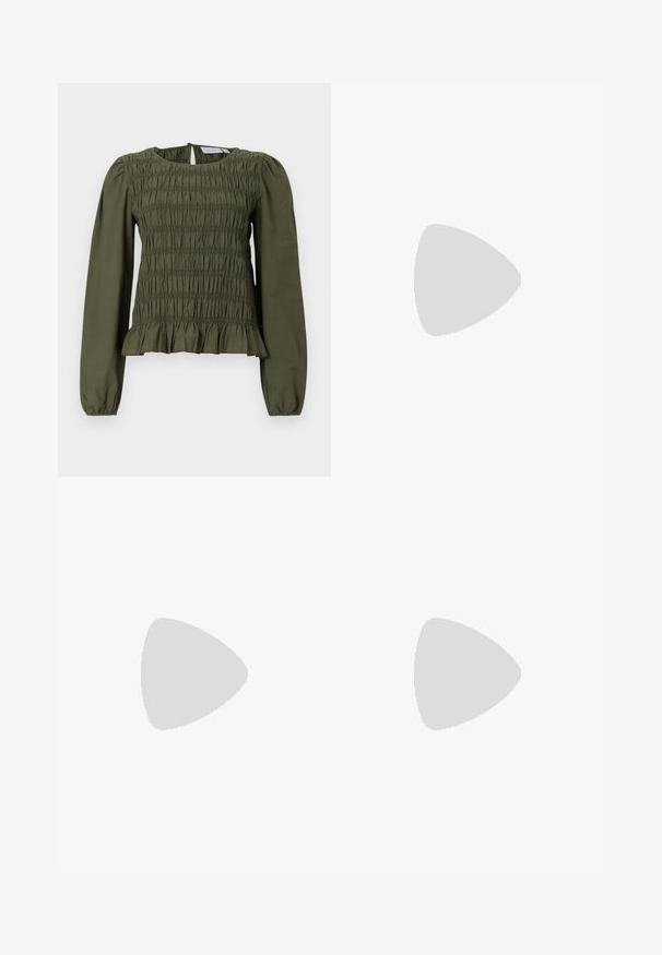 Haut à manches longues vert olive avec une texture smockée et un ourlet froncé. Encolure arrondie avec une fermeture à bouton dans le dos. Fabriqué en tissu léger.; Jeans en denim bleu clair à jambes larges, dotés d'une taille haute, de poches avant et d'une fermeture à bouton standard. Texture lisse.; Jambes portant des leggings côtelés foncés associés à des ballerines noires avec de petits détails en nœud sur fond blanc.; Sac à main en cuir noir avec bords arrondis, rabat asymétrique, fermoir circulaire en métal, et des bandoulières courtes et longues.