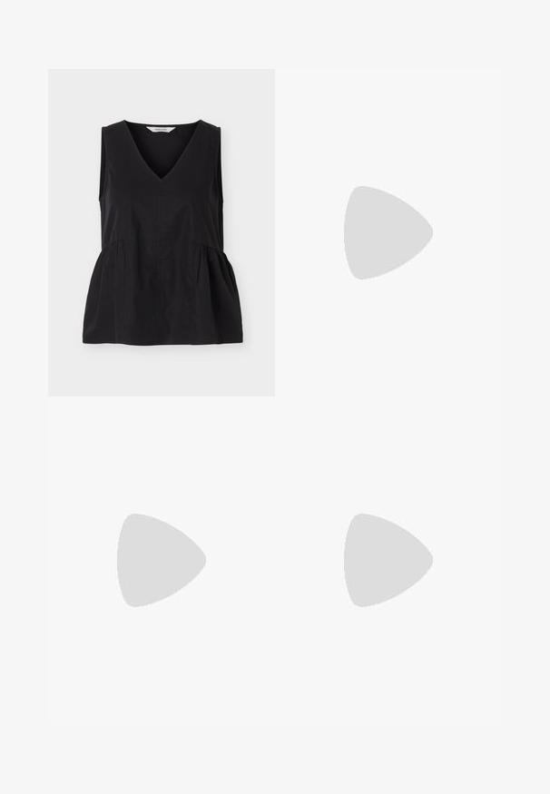 Haut noir sans manches avec col en V et coutures latérales froncées créant une forme légèrement évasée.; Pantalon noir ample avec taille élastique et poignets élastiques aux chevilles sur fond clair uni.; Chaussures slingback à bout pointu en matériau à imprimé serpent texturé, avec un talon noir fin et un design découpé sur les côtés.; Sac à main rectangulaire noir avec une fine bandoulière et fermeture éclair, présenté sur un fond blanc uni.