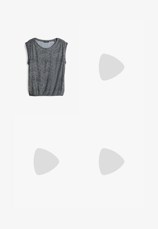 Korte mouw shirt in een geperforeerd zwart-wit mozaïekpatroon, met een relaxte pasvorm en een geplooide zoom voor extra vorm.; Grijze broek met fijne streepjes, een elastische tailleband, strikdetail en een losse pasvorm. Gemaakt van een gladde stof met verticale strepen.; Zwarte mule met puntige neus en dunne hoge hak, die boven een gladde betonnen vloer zweeft, met een wazige verticale gestreepte achtergrond.; Zwarte leren totebag met twee handvatten, een afneembare band, magnetische klepsluiting en een gladde textuur. Rits aan de bovenzijde en sierstiksels.
