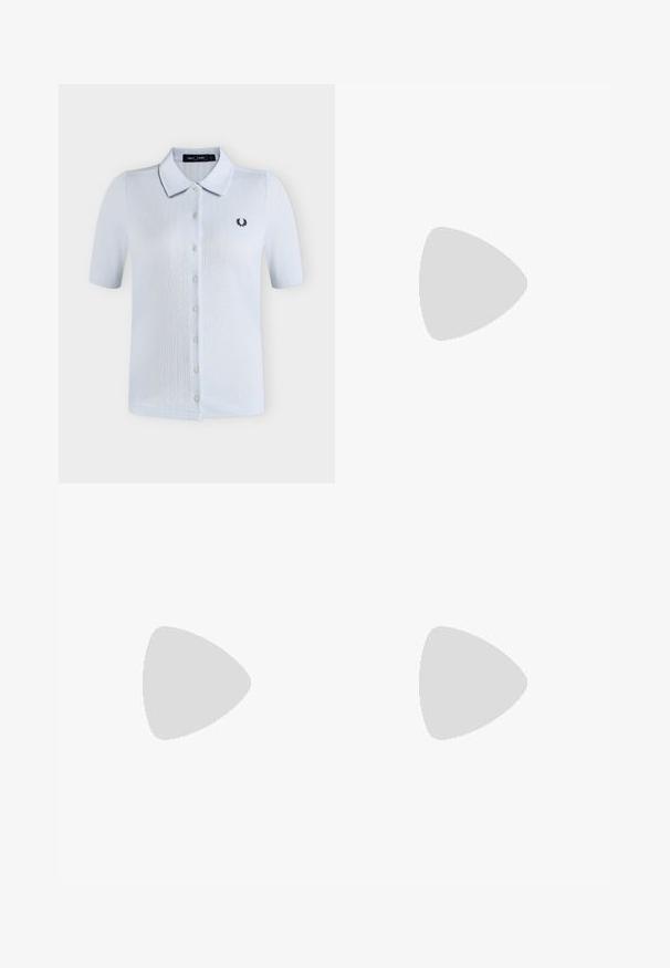 Polo blanc à manches courtes avec boutons, tissu texturé et petit logo laurier noir sur la poitrine gauche.; Shorts gris sur mesure à longueur genou, avec plis sur le devant et passants pour ceinture, fabriqués en tissu tissé lisse, présentés sur un fond uni.; Jambes portant des leggings côtelés foncés associés à des ballerines noires avec de petits détails en nœud sur fond blanc.; Sac à main en cuir noir de forme rectangulaire, doté d'une seule ansse structurée, de quincaillerie argentée et d'une fermeture éclair. Texture lisse.