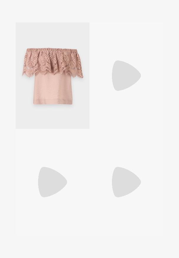 Off-the-shoulder τοπ σε ανοιχτό ροζ χρώμα με υφασμάτινο κορσάζ και δαντελένια επένδυση που διαθέτει περίπλοκα σχέδια φύλλων και κυμματιστές άκρες.; Λευκά ψηλόμεσα τζιν με φαρδιά πόδια, κατασκευασμένα από υλικό τζιν. Διαθέτουν μπροστινές τσέπες, κλείσιμο με κουμπί και λεπτομέρειες με φθαρμένο στρίφωμα.; Λευκό σανδάλι με λουράκια και τακούνι kitten, με μυτερή μύτη, αιωρούμενο πάνω από ξύλινο πλακάκι σε εξωτερικό χώρο με θολό φόντο από φυτό και τοίχο.; Μικρή μπεζ δερμάτινη τσάντα χειρός με επάνω λαβή και ασημένιο λογότυπο CK στη μπροστινή πτερύγιο, εμφανίζεται σε λευκό φόντο.