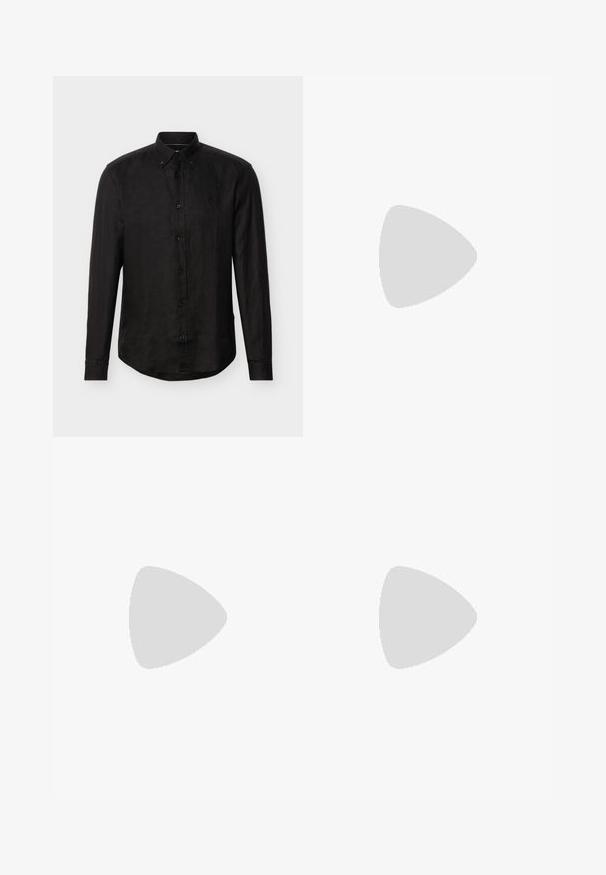 Chemise noire à manches longues avec boutons, col classique et logo discret sur le côté gauche de la poitrine, présentée sur un fond uni.; Pantalons noirs à jambes droites avec une taille à bouton, passants de ceinture et pli avant, présentés sur un fond blanc uni.; Chaussure habillée en cuir noir brillant avec un petit talon, fermeture à lacets et bout rond, vue de côté sur un fond uni et clair.; Sac de voyage en cuir noir avec deux poignées supérieures, une bandoulière amovible et une poche avant zippée pour un espace de rangement supplémentaire.