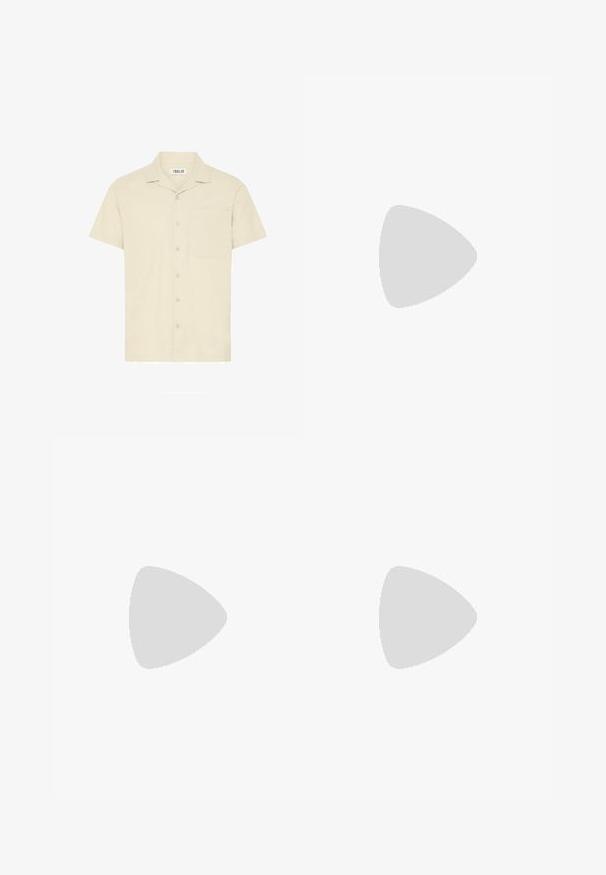 Chemise à manches courtes et col en tissu beige clair, avec une poche frontale et une fermeture à boutons composée de cinq boutons.; Short en tissu beige texturé avec une taille élastique et un design avant simple et épuré.; Tongs marron suspendues au-dessus d’un tapis bleu texturé sur un sol clair, avec un grand objet gris flou en arrière-plan.; Lunettes de soleil en écaille de tortue avec des verres dégradés bruns, de forme rectangulaire, avec des montures épaisses et un accent de logo en argent sur le côté.