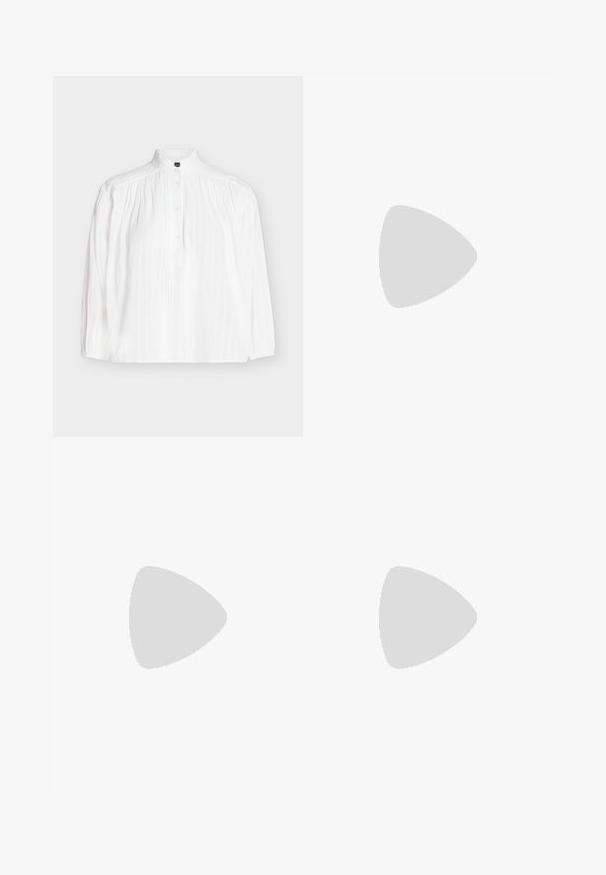 Blouse blanche à manches longues avec col montant, patte de boutonnage, et détails de plis piqués verticaux et dentelle sur le devant.; Pantalon noir à jambe droite avec des plis sur le devant et une ceinture noire assortie avec une boucle argentée, présenté sur fond blanc.; Chaussure à talon haut en cuir noir avec un bout pointu, texture lisse et un talon effilé. Design minimaliste, sans embellissements supplémentaires.; Bracelet en métal argenté avec un design à double boucle, fini lisse et brillant, et un accent géométrique minimaliste.