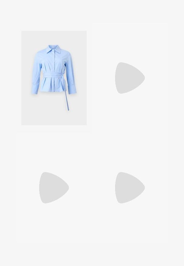Blouse à manches longues bleu clair avec large col, fermeture à boutons, taille plissée et ceinture en tissu assorti nouée du côté droit.; Pantalon taille haute gris clair, coupe fuselée, motif écossais subtil, devant plissé et poignets à boutons à la cheville.; Chaussure plate marron foncé à bout pointu avec un petit talon et un détail chaîne en strass argentée à l'arrière.; Sac à main en cuir bleu marine doux avec fermeture à boucle argentée, une seule bandoulière, et une chaîne de poignet amovible sur fond blanc.