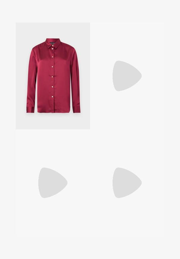 Blouse en satin bordeaux à manches longues, col pointu et boutons décoratifs dorés sur le devant.; Pantalon noir slim fit avec un devant plat et sans poches visibles, présenté sur un fond blanc.; Escarpin slingback noir à bout pointu avec deux brides à boucle dorée reposant sur une surface rembourrée argentée brillante.; Ceinture en cuir noir avec une boucle carrée dorée brillante, enroulée soigneusement sur un fond blanc uni.