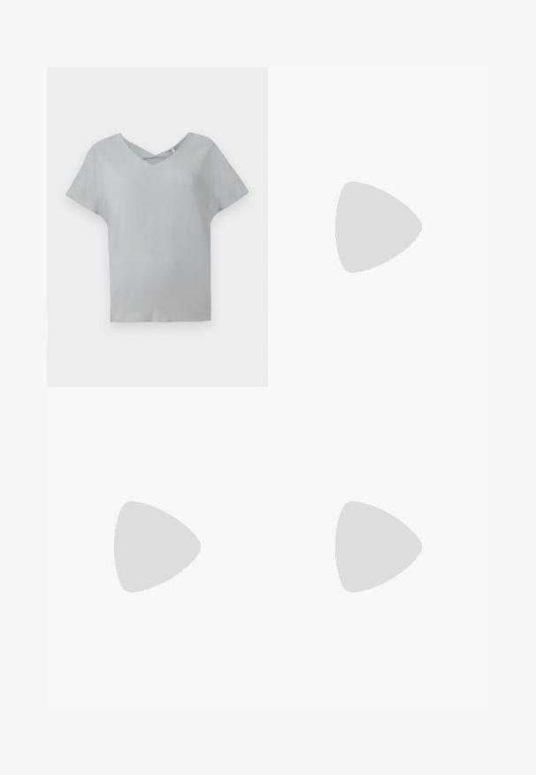 Haut gris clair à manches courtes avec un col en V et un détail croisé au niveau du col, fabriqué à partir d'un tissu doux avec une texture lisse.; Jeans en denim bleu clair, design à jambe droite, avec cinq poches et une fermeture à bouton à l'avant. Texture lisse avec un léger délavage.; Jambes portant des leggings côtelés foncés associés à des ballerines noires avec de petits détails en nœud sur fond blanc.; Sac à épaule en cuir noir avec une sangle à boucle, des bords arrondis et des coutures blanches contrastées sur un fond uni.