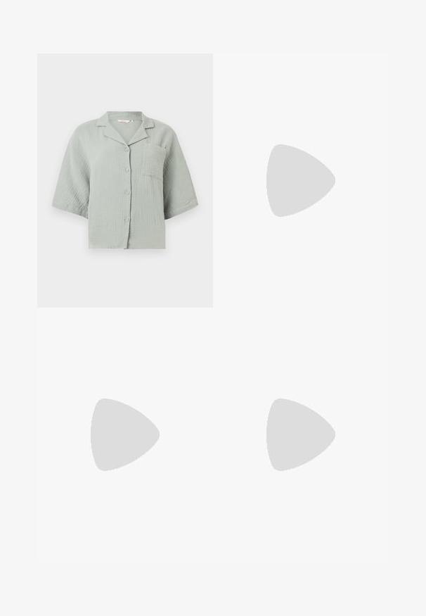 Chemise vert clair à manches courtes avec tissu texturé, une poche poitrine à l'avant et un col décontracté.; Shorts en coton beige avec poches avant et ceinture tissée avec boucle argentée, présentés sur un fond uni.; Sandale noire à lanières avec un bout carré et un petit talon bloc. Elle présente plusieurs fines lanières et une sangle de cheville ajustable. Fabriquée en cuir lisse.; Sac à main bordeaux en matériau brillant, de forme rectangulaire, avec deux anses et des accents légèrement courbés à l'avant.