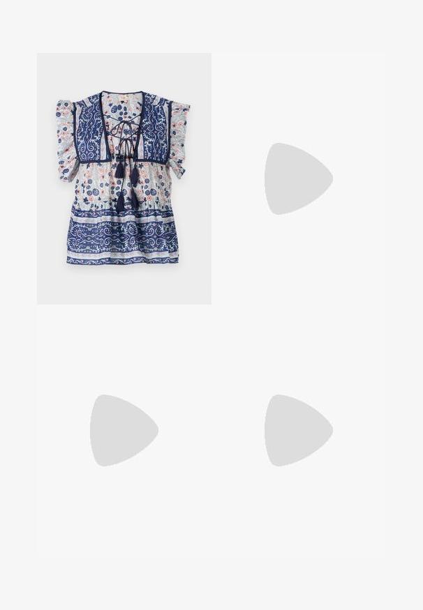 Marineblauwe bloes met bloemenprint, pofmouwen, een vetersluiting aan de voorkant, franjes en delicate patronen in lichtblauw en perzik, gemaakt van lichtgewicht stof.; Lichtblauwe wijde jeans van denim, met een klassieke vijf-pocketontwerp en een knoopsluiting. Soepele textuur, rafelige zoom.; Zwarte platte sandaal met dunne bandjes over de tenen en een gesp aan de enkel, met een licht gestructureerde zool voor grip.; Geweven rotan handtas in de vorm van een sint-jakobsschelp met natuurlijke lichtbruine kleur en afgeronde, gestructureerde randen.