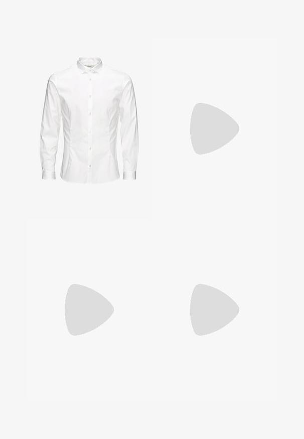 Chemise blanche à manches longues avec boutons, fabriquée dans un tissu lisse. Dotée d'un col classique, de boutons sur le devant et de poignets à un bouton. Design ajusté.; Pantalon noir à jambes larges en tissu doux, avec un devant plissé, une fermeture à boutons et des poches latérales pour plus de fonctionnalité.; Mocassins en cuir noir avec une finition lisse, ornés d'une sangle décorative et de coutures contrastées, associés à un pantalon beige.; Ceinture en cuir noir avec boucle rectangulaire argentée et passant en métal de marque, roulée sur fond blanc.