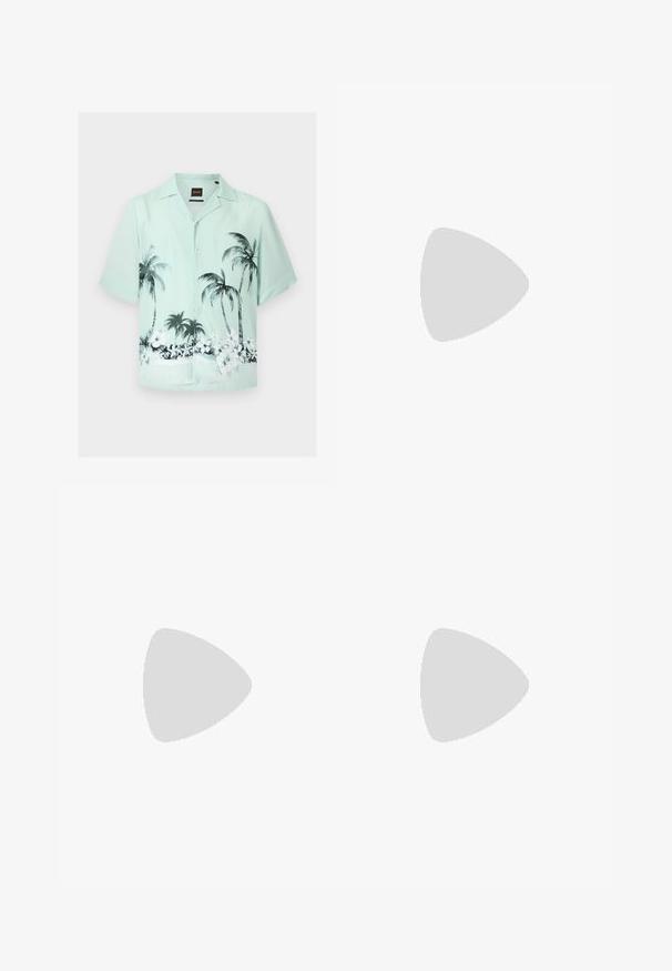 Chemise vert clair à manches courtes avec boutons et imprimé noir et blanc de palmiers et de fleurs tropicales sur le bas.; Shorts beiges en tissu léger, avec une taille plate, une taille standard avec fermeture à bouton, et un ourlet droit.; Baskets basses blanches en cuir avec lacets, semelle plate et petit logo doré "BOSS" sur le côté, vues de l'extérieur.; Collier en pendentif en or avec un design de chaîne, présentant un motif circulaire de boussole. La chaîne est texturée avec des maillons entrelacés.