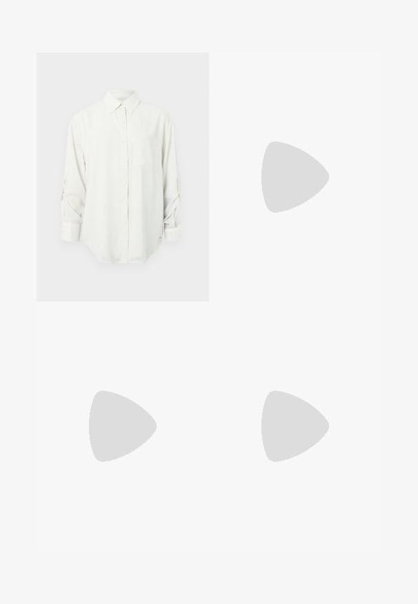 Chemise blanche à manches longues avec col, poche poitrine unique et manches retroussées. Tissu doux et lisse avec une coupe décontractée.; Pantalon noir à jambes droites avec passants de ceinture, fermeture éclair devant et devant plat, présenté sur un fond clair uni.; Sandales noires à talons avec des fines lanières, un design ouvert à l'avant et un petit talon évasé. Le matériau semble lisse et brillant.; Sac à main bordeaux en matériau brillant, de forme rectangulaire, avec deux anses et des accents légèrement courbés à l'avant.