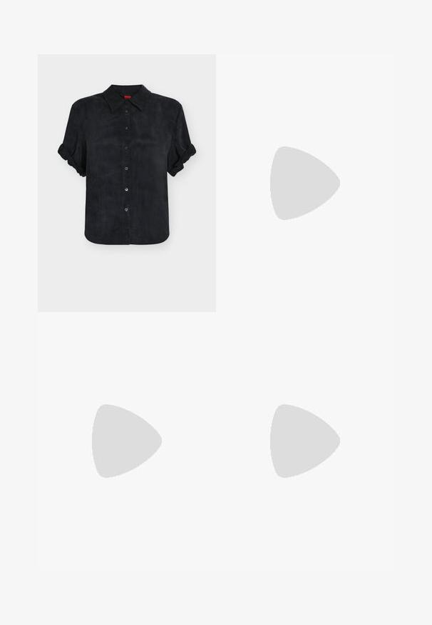 Chemise noire à manches courtes boutonnée avec poignets pliés et col pointu, présentée sur un fond clair uni.; Pantalon noir à jambes larges en tissu lisse, avec plis sur le devant, braguette zippée et ceinture classique.; Chaussure slingback en cuir noir à bout pointu avec un talon bloc haut et une doublure intérieure beige sur un fond clair uni.; Sac à bandoulière en cuir noir de forme rectangulaire incurvée, avec une chaîne dorée tissée dans la bandoulière noire tressée et une fermeture éclair sur le dessus.