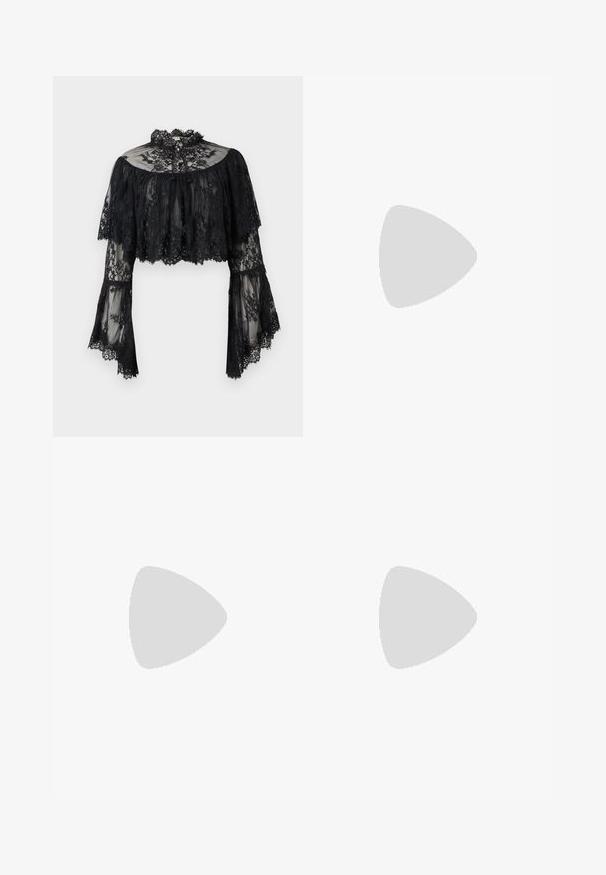 Μαύρο cropped μπλουζάκι από δαντέλα με φαρδιά μακριά μανίκια, ψηλό σχισμένο λαιμόκοψη και floral μοτίβο σε διαφανές ύφασμα.; Μαύρη φούστα τύπου wrap με υφή, που διαθέτει τελειώματα με κρόσσια και ριχτό σχέδιο. Το ύφασμα είναι λείο και ρέει κομψά.; Μαύρες μπότες με ψηλό τακούνι από λαμπερό συνθετικό υλικό, με περίπλοκο σχέδιο με κορδόνια και διαγώνιες ρίγες στα πλάγια.; Αστεροειδής πεταλούδα σε ασημί μεταλλικό χρώμα με διάφανα ρουμπίνια. Το κεντρικό σχέδιο διαθέτει έναν κυκλικό έμβλημα με περίπλοκο σχεδιασμό.