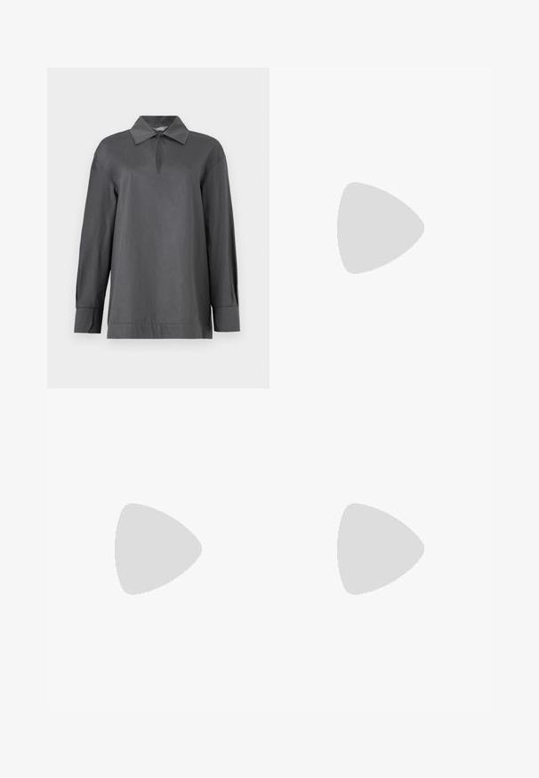 Chemise à manches longues gris foncé avec col, encolure en forme de goutte et larges poignets, présentée sur un fond blanc uni.; Pantalon noir sur mesure à coupe large, doté de plis sur le devant, passants pour ceinture et d'une texture de tissu lisse.; Sandale en cuir verni noir avec trois brides, boucle de cheville et talon aiguille de 10 cm. Présente un détail en métal doré et un charm logo.; Sac noir en tissu lisse, présentant une forme structurée, une poignée en chaîne dorée et un design géométrique minimaliste.