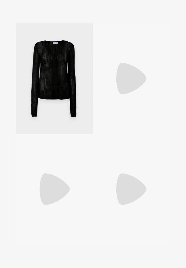 Cardigan noir en maille avec col en V et fermeture par boutons. Manches longues avec un design texturé, léger et un motif en maille ouverte.; Pantalons larges noirs en tissu lisse. Ils présentent un devant plat, une taille avec passants de ceinture et deux poches latérales.; Chaussure à talon haut style Mary Jane noire brillante avec trois brides à boucle et un talon bloc épais, vue de profil sur fond blanc.; Sac à main en cuir noir avec une texture lisse. Dispose d'une bandoulière adjustable et d'un design élégant et minimaliste avec une fermeture éclair.