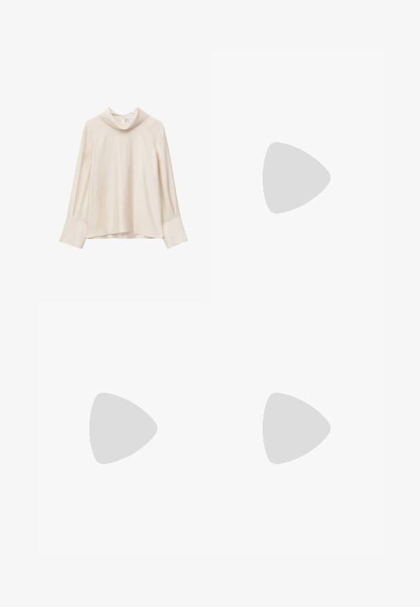 Blouse à manches longues de couleur crème avec une coupe ample, des poignets larges et un col roulé décontracté sur un fond blanc.; Pantalon à jambes larges et taille haute de couleur marron foncé, avec passants de ceinture et plis sur le devant, présenté sur un fond blanc uni.; Escarpin en cuir marron foncé à bout pointu avec petit talon incurvé sur fond blanc.; Sac bandoulière en daim marron doux avec une seule lanière et des accessoires métalliques argentés sur un fond clair uni.