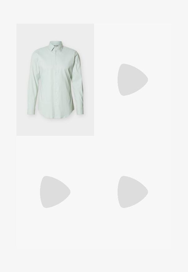 Chemise habillée pour homme à manches longues de couleur vert clair, avec une patte de boutonnage à l'avant et un col pointu, sur un fond blanc uni.; Jean noir droit avec cinq poches, passants pour ceinture et fermeture par bouton, présenté sur un fond blanc.; Chaussure noire en cuir à enfiler avec semelle épaisse et petits trous de ventilation latéraux, avec un logo doré "HUGO" près du talon.; Porte-documents en cuir noir avec deux poignées, poche zippée à l'avant, bandoulière amovible et petit logo BOSS sur une surface à texture lisse.