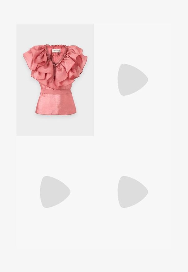 Haut sans manches rose en tissu brillant avec un grand col à volants superposés, cintré à la taille avec une subtile basque.; Jupe rose longue jusqu'au sol en tissu transparent ornée de sequins circulaires, avec une ceinture élastique beige. Surface texturée qui reflète la lumière.; Chaussure plate en plastique tissé translucide rose, avec bout arrondi et talon bas, présentée sur un fond blanc uni.; Pochette en tissu crème avec un design froncé, cadre en métal argenté, deux boules décoratives, et une bandoulière chaîne argentée.