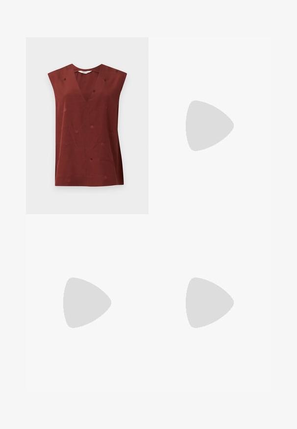Haut sans manches couleur rouille avec un motif à pois subtil, col en V, coupe ample et droite sur un fond clair uni.; Pantalons à carreaux bleus et blancs avec une taille élastique et un cordon de serrage, présentant un design à jambes droites et un tissu léger.; Chaussures plates en cuir noir avec un bout pointu, des côtés ouverts et une petite bride de cheville ornée d'une boucle argentée.; Sac à main en cuir noir de forme rectangulaire, doté d'une seule ansse structurée, de quincaillerie argentée et d'une fermeture éclair. Texture lisse.