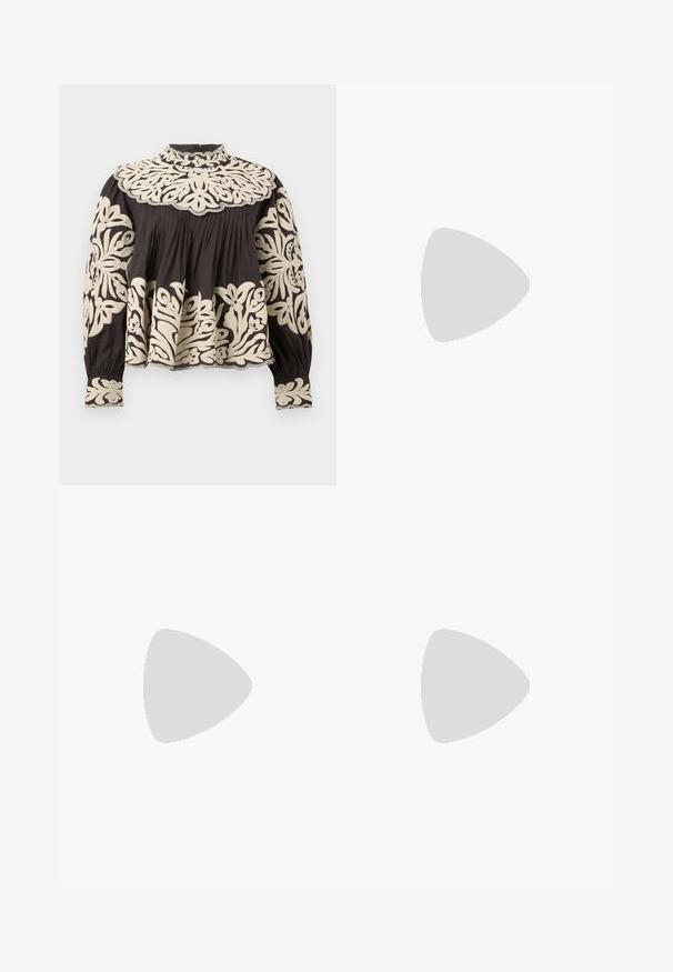 Blouse noire à manches longues avec col montant, ornée d'une grande broderie florale crème sur le yoke, les manches, les poignets et l'ourlet, avec des détails de tissu froncé.; Jupe plissée noire en tissu texturé, dotée d'une taille ajustée et de longs plis fluides atteignant la mi-mollet.; Chaussure plate noire avec un dessus en textile tissé, mettant en avant un accent noué au niveau des orteils. Semelle lisse, forme de bout rond et design en tissage ouvert.; Sac à main en cuir métallique argenté avec poignée coudée et longue bandoulière amovible sur fond blanc uni.