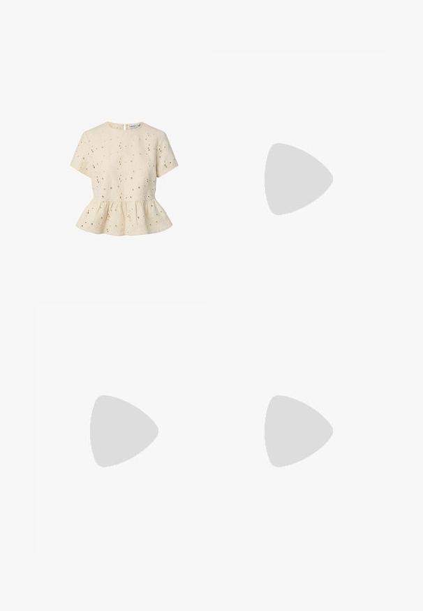 Blouse crème à manches courtes avec broderie anglaise, col rond, bas à volant et fermeture éclair au dos.; Jean bleu clair à jambes larges avec une fermeture avant à boutons et zip, des passants de ceinture, et un design classique à cinq poches.; Baskets en cuir blanc avec des rayures noires, semelle extérieure en caoutchouc beige, bout rond, fermeture lacée et embout en suède gris doux.; Sac à main en cuir brun avec deux longues poignées, design froncé, accents en métal doré et finition texturée.
