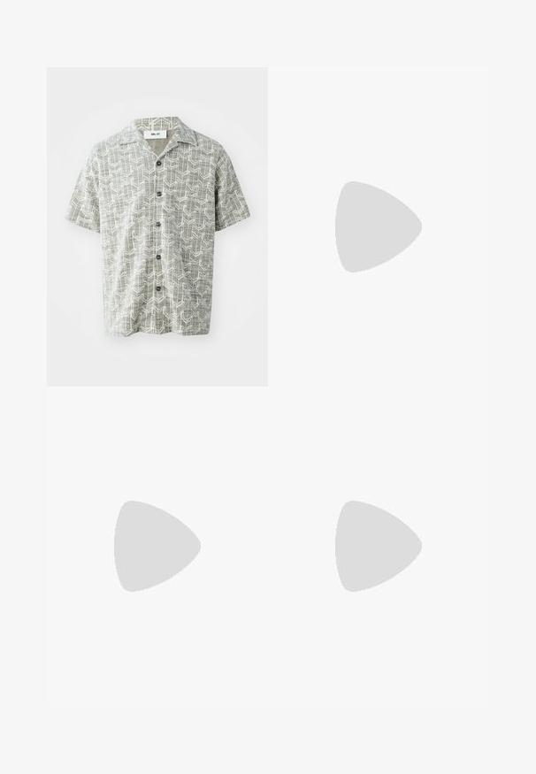 Chemise à manches courtes de couleur gris clair avec un motif géométrique blanc. Elle présente un col à revers et cinq boutons noirs sur le devant.; Shorts en lin beige clair avec une taille élastique, poches latérales et une coupe droite. Texture lisse avec des coutures minimales visibles.; Baskets blanches à profil bas avec un logo "M" noir sur le côté et une semelle brun clair, vues de l'extérieur sur un fond uni.; Sac fourre-tout en toile de couleur ivoire, avec des poignées courtes et le texte imprimé "LES DEUX" en lettres noires en gras. Design durable et simple.
