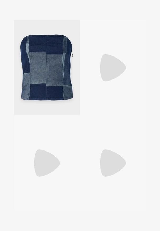 Top en denim sans bretelles marine, avec un design en patchwork de teintes variées, une texture lisse et un détail de fermeture éclair sur le côté.; Jean en denim noir à coupe évasée, avec une taille mi-haute, un design à cinq poches et des détails de couture sur les poches. Texture lisse avec un léger éclat.; Chaussure à talon haut à bout pointu et bride arrière suspendue en l'air au-dessus d'un sol brillant avec des classeurs empilés en arrière-plan.; Sac à bandoulière noir en matière texturée, présentant un design froissé, des détails en métal argenté et une bandoulière ajustable.
