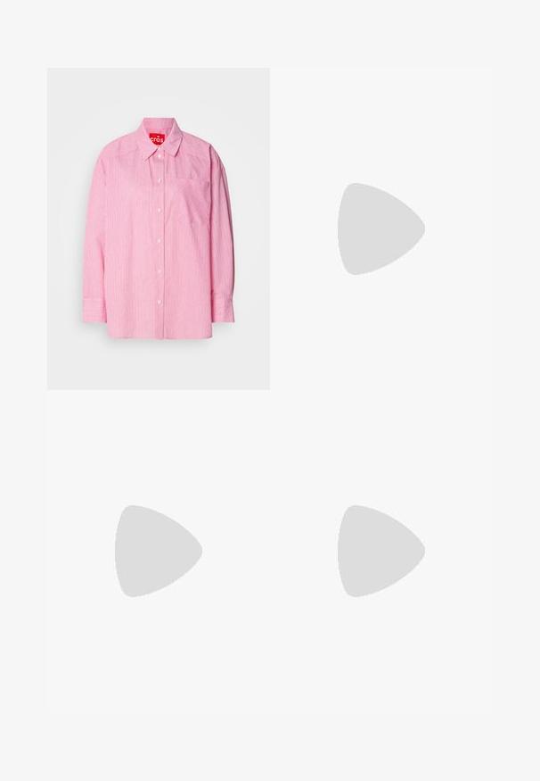 Chemise rose à manches longues, présentant des rayures verticales blanches, une poche poitrine et des poignets boutonnés. Confectionnée en tissu léger.; Jean évasé taille haute bleu foncé avec une jambe large, en denim, doté de poches avant et d'une braguette à boutons.; Mocassin en cuir noir avec une sangle à boucle dorée, semelle épaisse, présenté flottant au-dessus d'un tapis beige avec une table en bois marron en arrière-plan.; Femme portant un chemisier à motif noir et blanc tenant un sac à main rouge brillant sur un fond uni.