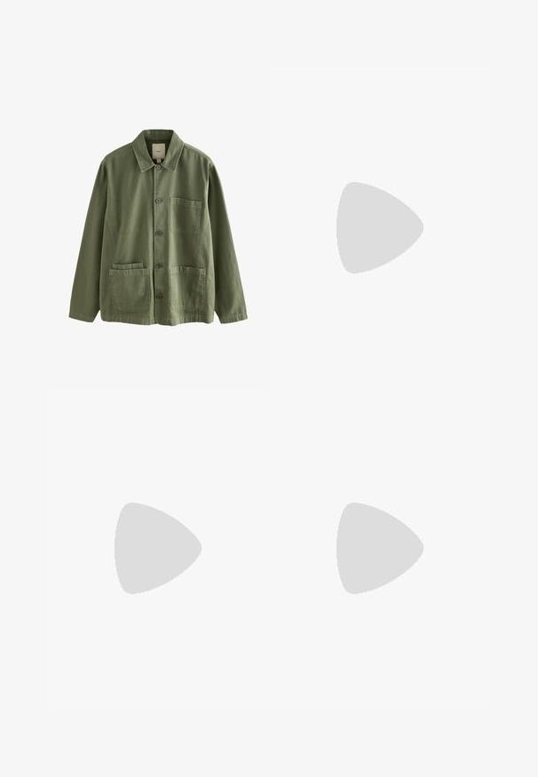 Veste boutonnée vert olive avec col, manches longues, une poche poitrine et deux poches plaquées à l'avant en bas.; Pantalons cargo beiges en tissu durable mélangé en coton. Équipés de deux poches cargo latérales et d'un design droit avec une finition légèrement texturée.; Bottine en cuir marron avec une surface texturée, six œillets, une semelle en caoutchouc noire et une boucle pour un enfilage facile.; Ceinture en cuir marron avec une finition texturée, dotée d'une boucle en laiton à trois griffes et de deux rivets en métal pour l'ajustement.