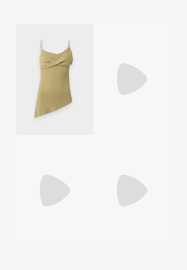 Robe asymétrique vert olive clair avec fines bretelles spaghetti et tissu texturé.; Jean évasé bleu foncé en denim, avec une taille haute, deux poches avant, et des coutures contrastées le long des coutures.; Chaussure à talon haut en daim marron à bout pointu, avec une fine bride de cheville et une boucle argentée sur fond blanc.; Sac à main tissé bordeaux avec une silhouette arrondie, une seule poignée et une finition texturée. Fermeture zippée en haut.