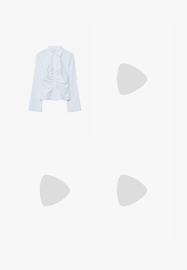Chemise blanche à manches longues avec boutons, col pointu et détail froncé plissé au centre avant.; Pantalon blanc taille haute à jambes larges, avec plis à l'avant, passants pour ceinture et fermeture par bouton noir à la taille.; Escarpin slingback noir pour femme à bout pointu, talon stiletto fin et finition mate lisse.; Sac à main en cuir noir avec deux anses, deux poches zippées inclinées avec des pompons, et des anneaux et clous en métal doré.